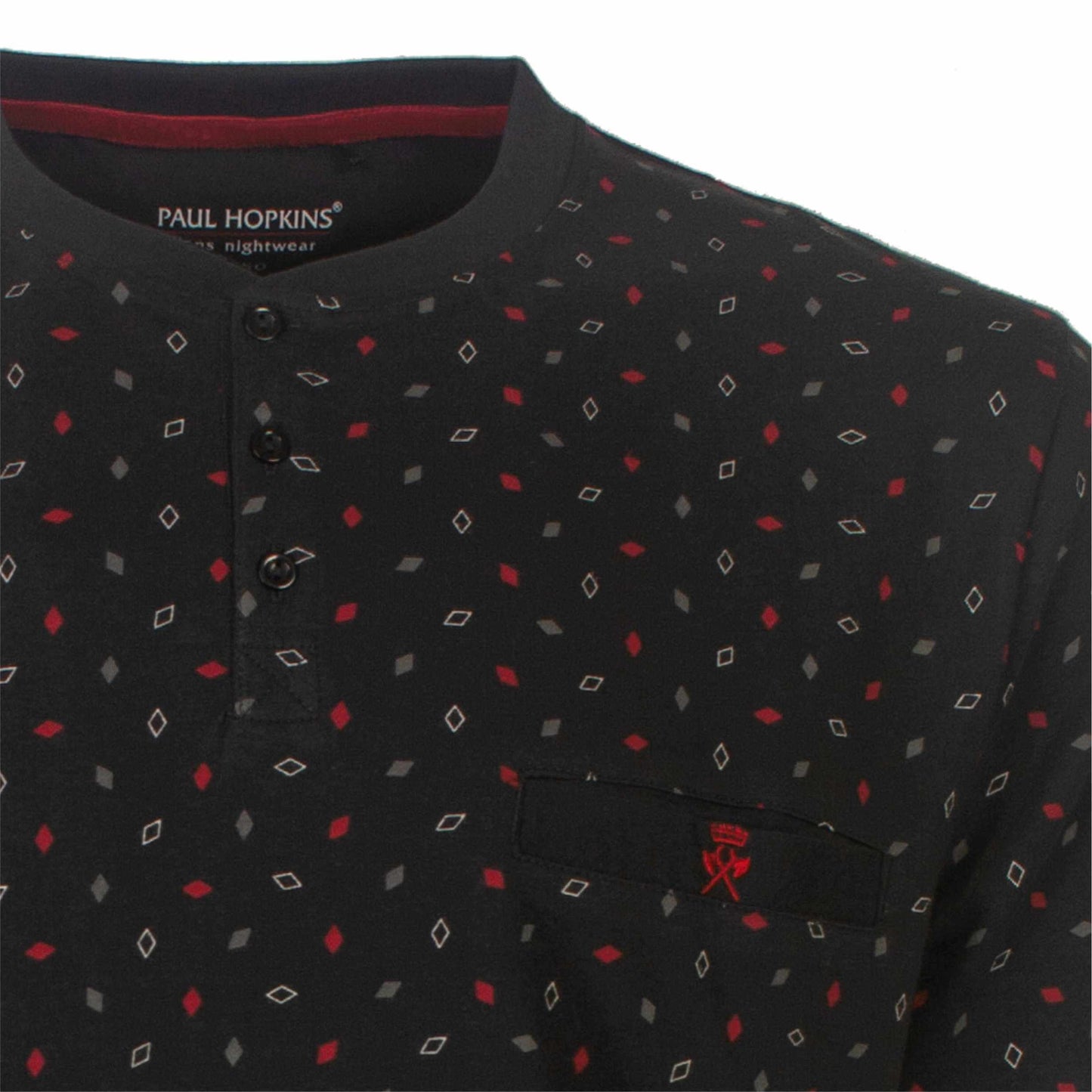 Grijze pyjama top met polo kraag, bedrukt met kleine rode en witte ruitvormige figuren, Paul Hopkins logo zichtbaar.