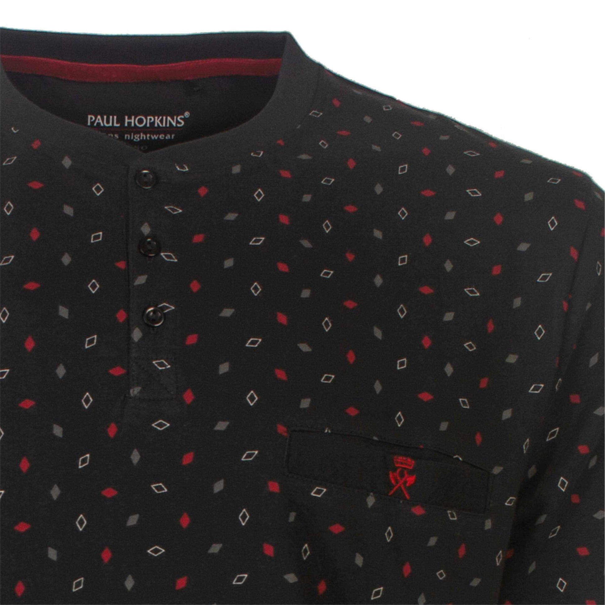 Grijze pyjama top met polo kraag, bedrukt met kleine rode en witte ruitvormige figuren, Paul Hopkins logo zichtbaar.