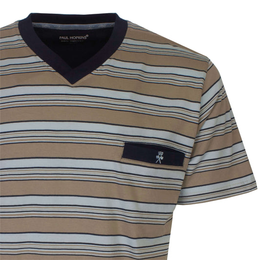 Gestreept T-shirt met V-hals in beige en blauw tinten. Navy kraag en borstzakje met klein logo.