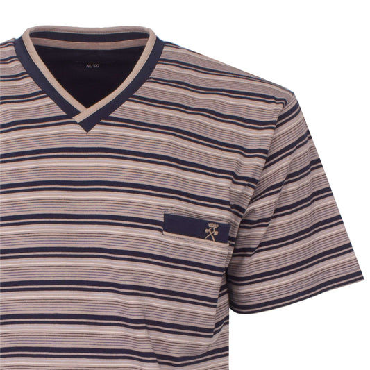 Gestreepte V-hals heren shortama in donkerblauw en beige tinten, met een klein merklogo op de borstzak.