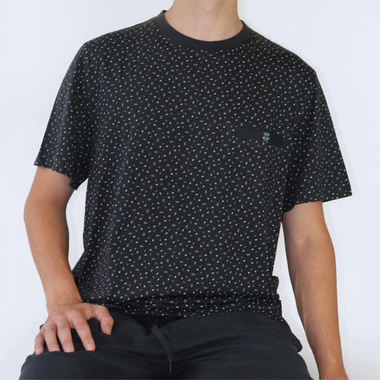 Zwart T-shirt met klein geprint dessin, ronde hals, onderdeel van een heren shortama set van Paul Hopkins