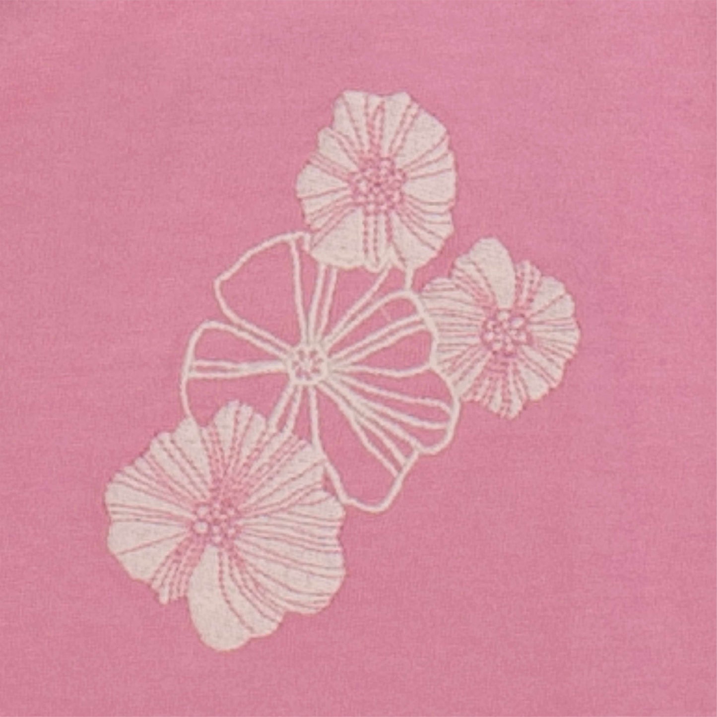 Roze achtergrond met witte bloemenprint, bestaande uit drie gestileerde bloemen in een lichte schets