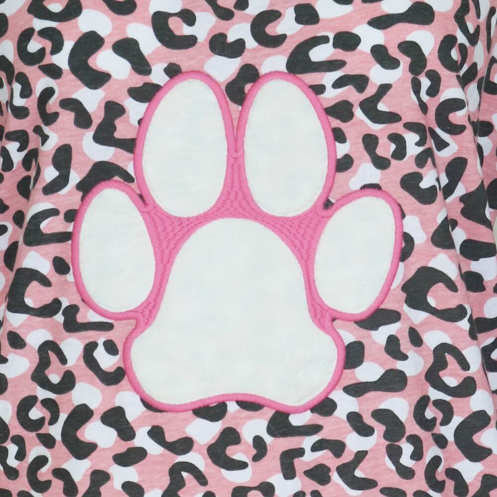 Roze nachthemd met witte pootafdruk en luipaardprint achtergrond in roze, wit en zwart