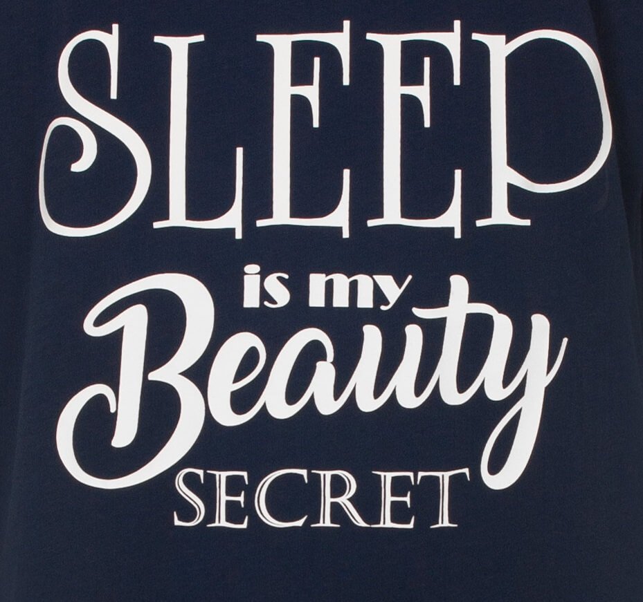 Donkerblauw nachthemd met witte tekst 'Sleep is my Beauty Secret' in verschillende lettertypen