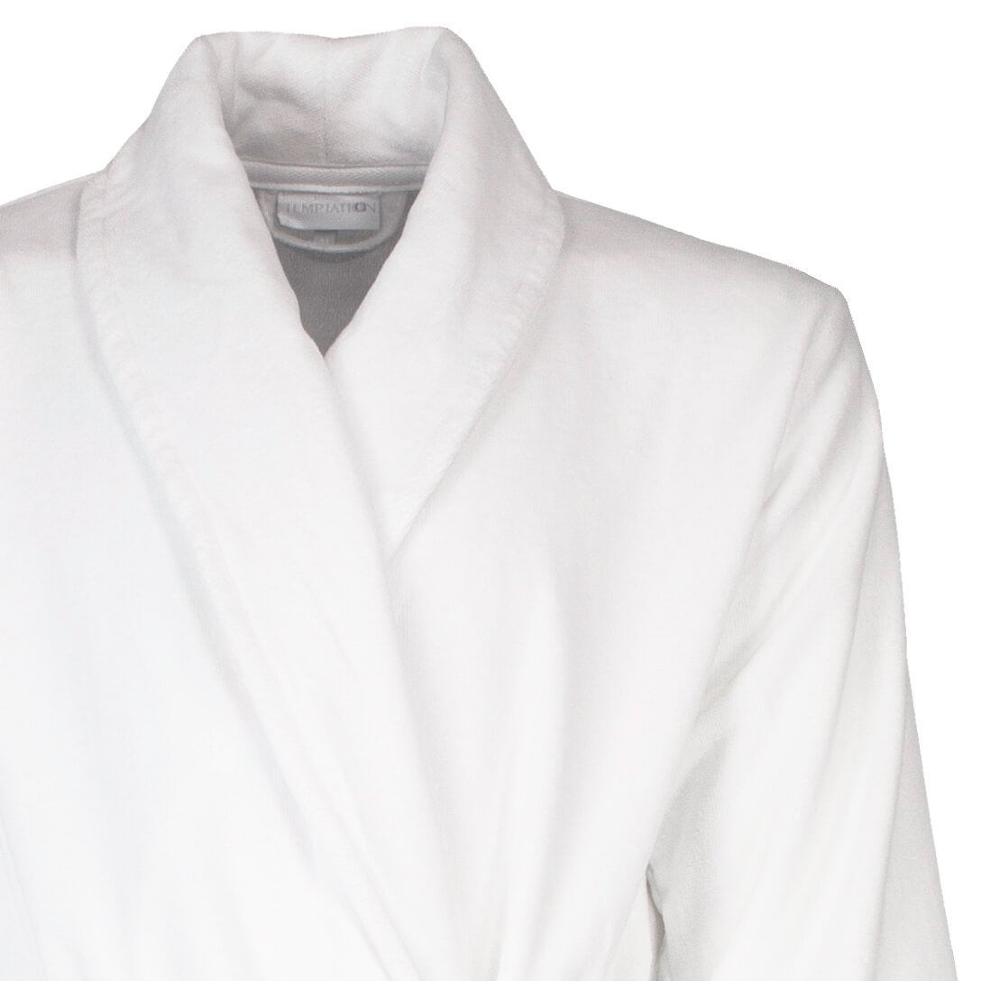 Witte badjas met opstaande kraag, gemaakt van zacht katoen. De jas heeft een comfortabele pasvorm en luxe uitstraling.