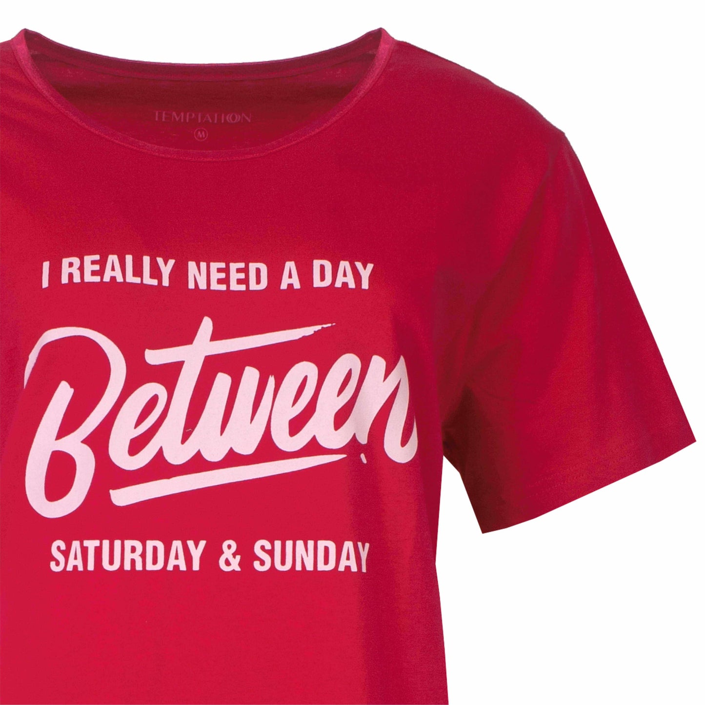 Rood dames T-shirt met tekst 'I really need a day Between Saturday & Sunday' in witte letters