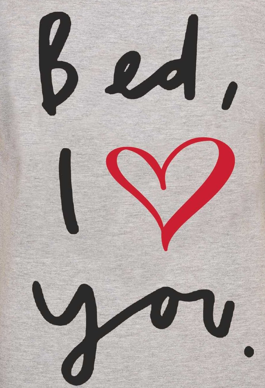 Grijs bigshirt met zwarte tekst 'bed, I' en 'you' met een rood hart in plaats van 'love'