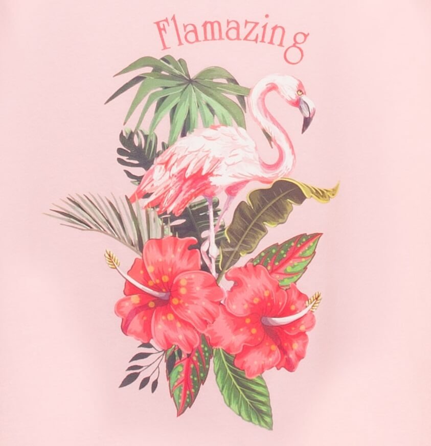 Roze bigshirt met tropische print van flamingo, hibiscusbloemen en palmbladen, met tekst 'Flamazing'