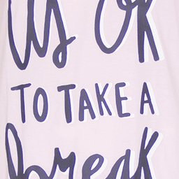 Roze nachthemd met korte mouwen en opdruk 'It's OK to take a break' in donkerblauwe letters