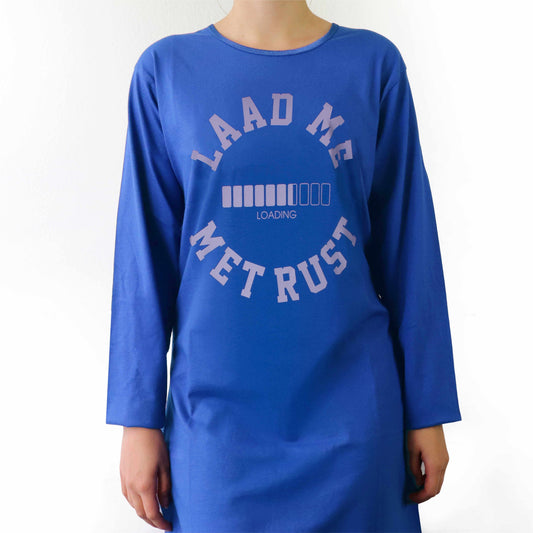 Blauw dames nachthemd met lange mouwen, opdruk 'LAAD ME MET RUST' en laadstatus-icoon op de voorkant