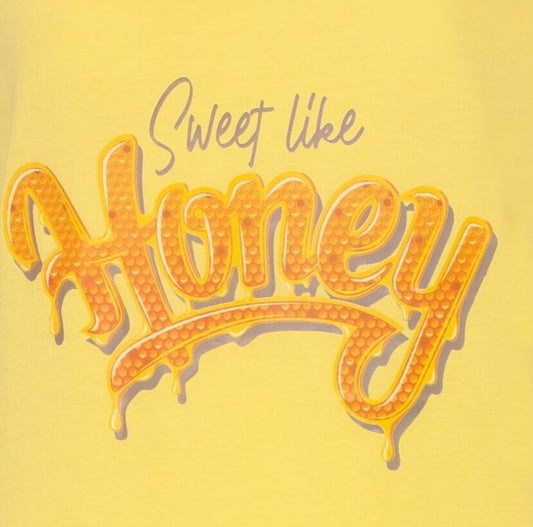 Gele achtergrond met 'Sweet like Honey' in oranje honingraattextuur letters, druppelend ontwerp