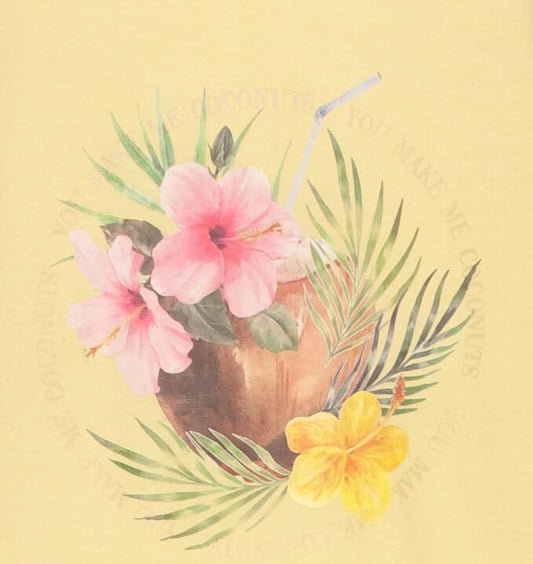 Gele nachthemd met tropische bloemen en bladeren, roze hibiscus en gele bloem in kokosnoot met rietje