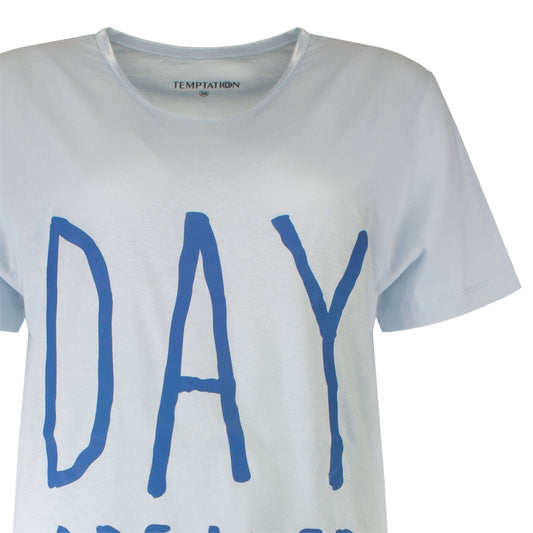 Lichtblauw nachthemd met korte mouwen en ronde hals. Grote blauwe 'DAY' print op de voorkant.