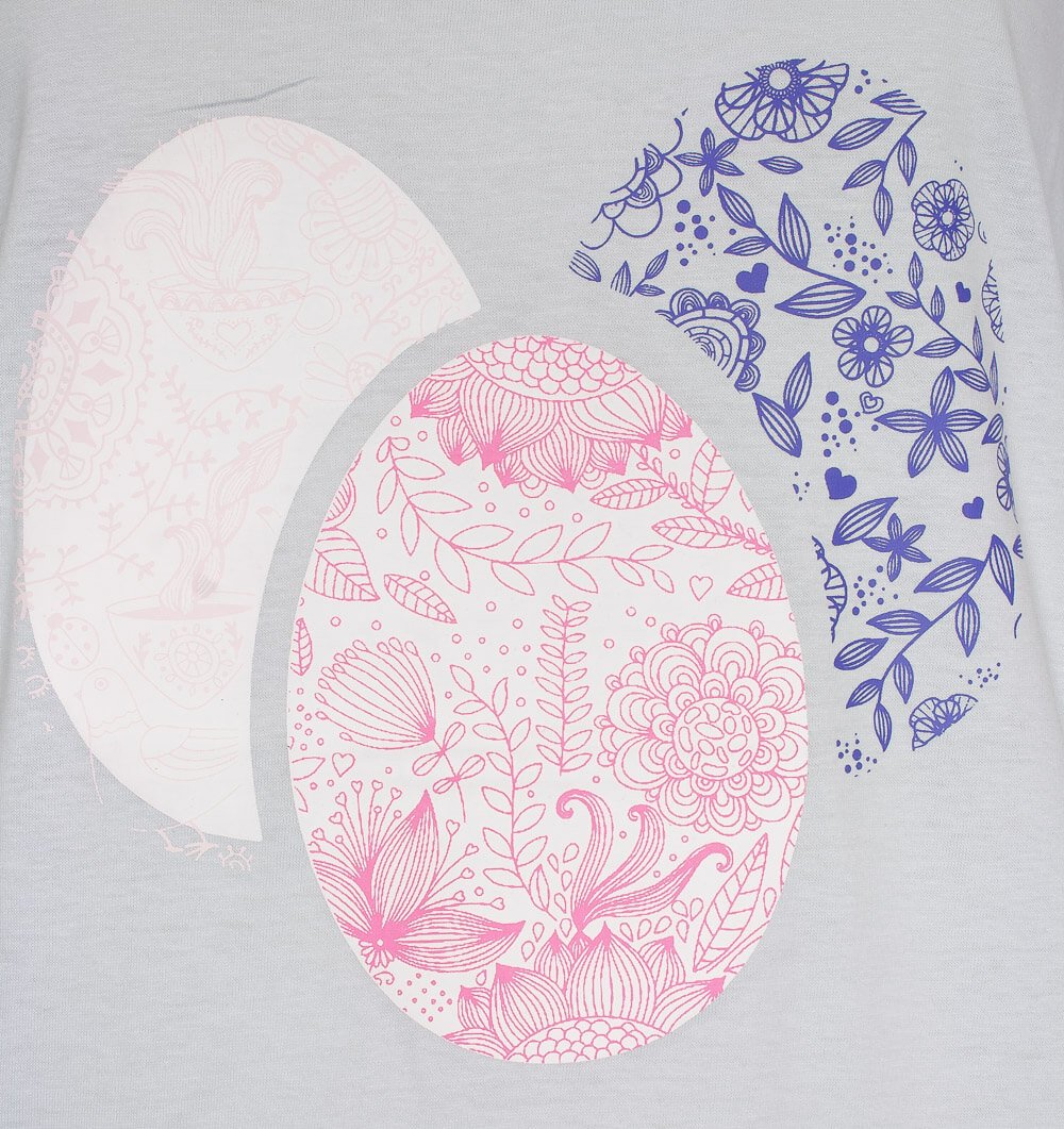 Lichtblauw nachthemd met roze en paarse bloemenprint in ovale vormen op de borst