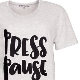 Lichtgrijs nachthemdames nachthemd met korte mouwen en zwarte 'PRESS PAUSE' tekst op de voorkant
