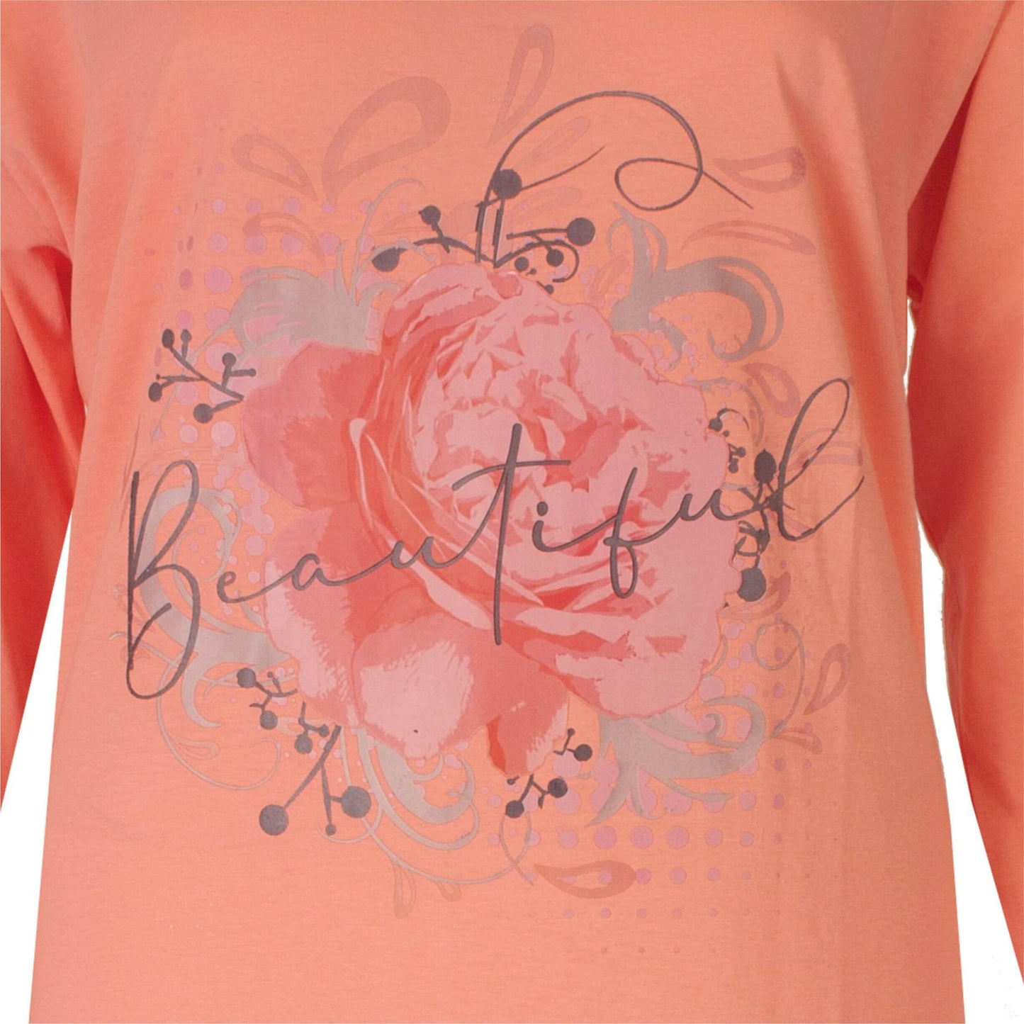 Roze nachthemd met lange mouwen, versierd met een grote bloemm 'Beautiful' tekst op de voorkant.