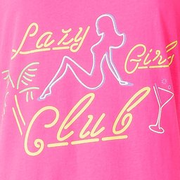 Roze nachthemd met opdruk 'Lazy Girl Club', silhouet van vrouw en cocktailglas in gele letters