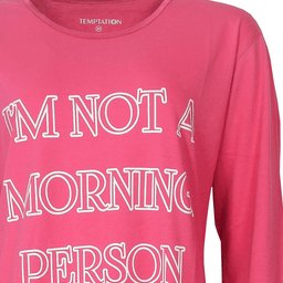 Roze nachthemd met lange mouwen en witte tekst 'I'm not a morning person' op de voorkant