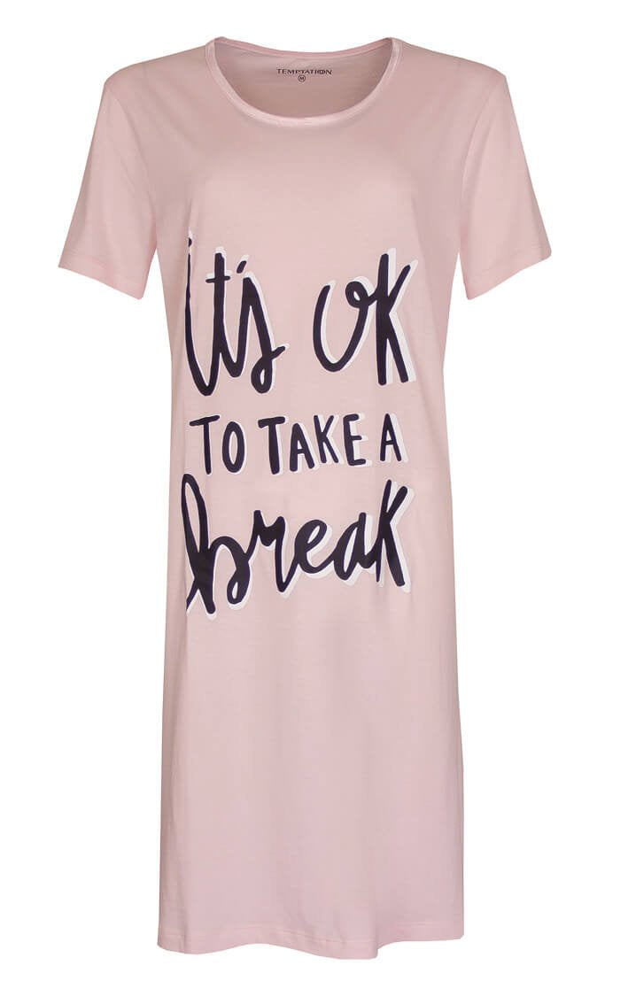 Roze nachthemd met korte mouwen en zwarte tekst 'It's ok to take a break' op de voorkant