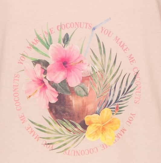 Roze bigshirt met tropische bloemen en palmbladeren print, tekst 'You make me coconuts' in cirkel