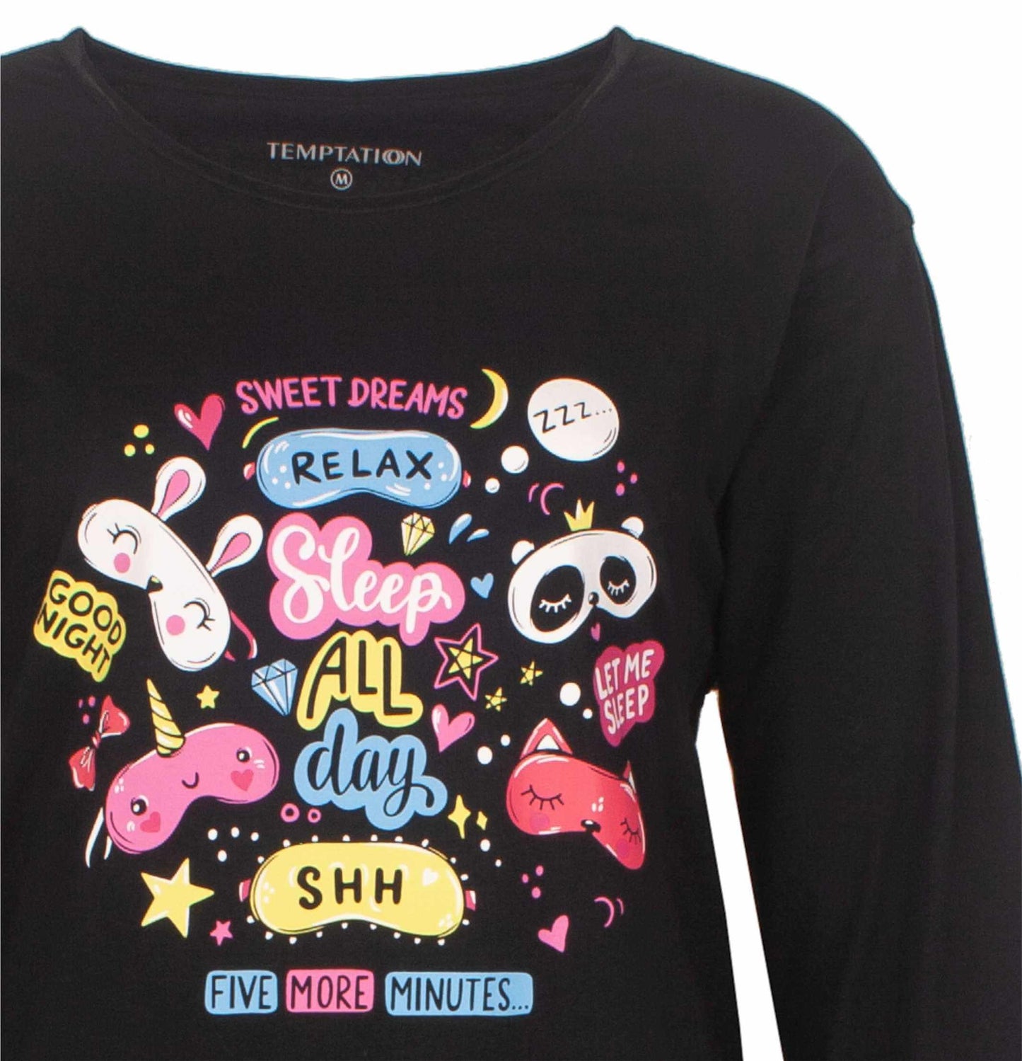 Zwart nachthemd met kleurrijke print van slaapmaskers, sterren en teksten zoals 'Sweet Dreams' en 'Sleep All Day'