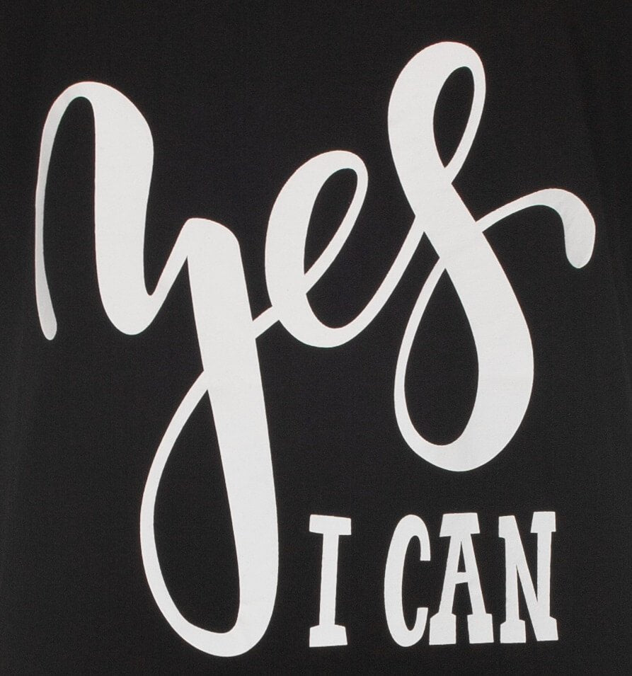 Zwart nachthemd met witte tekst 'yes I can' in cursief lettertype op een donkere achtergrond