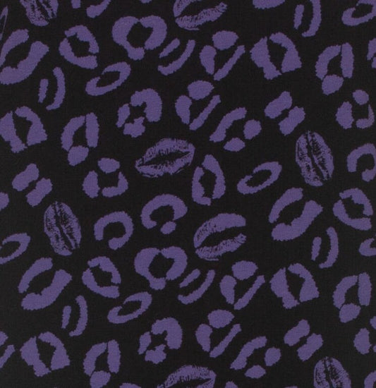 Paarse lipafdrukken op zwarte achtergrond, patroon voor nachthemd of bigshirt