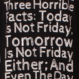 Zwart nachthemd met witte tekst: 'Three Horrible Facts: Today Is Not Friday, Tomorrow Is Not Friday Either, And Even The Day'