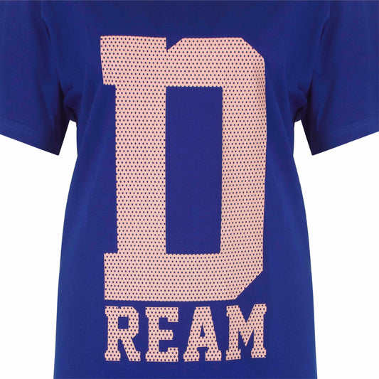 Blauw nachthemd met roze 'D REAM' opdruk. Grote 'D' in gestippeld patroon op de voorkant.