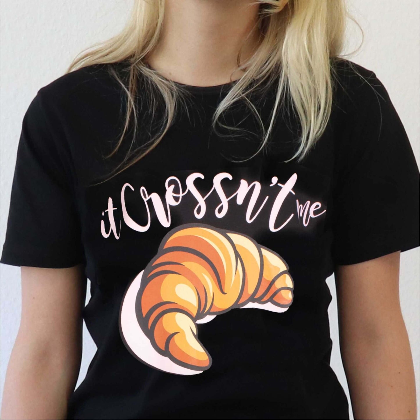 Zwart nachthemd met roze tekst 'it Crossn't me' en een afbeelding van een croissant erop