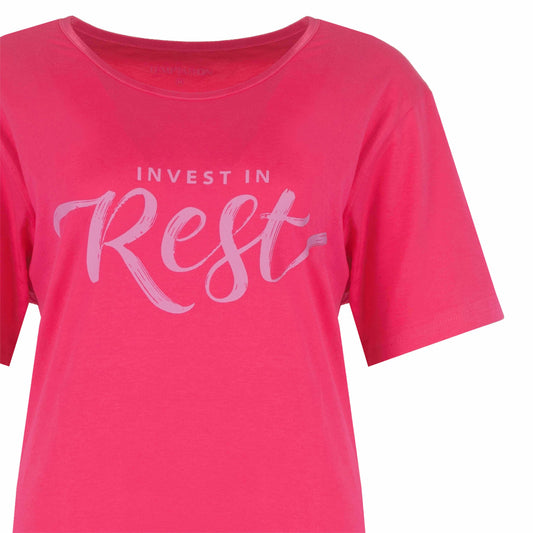 Donkerroze nachthemd met korte mouwen en 'Invest in Rest' opdruk in lichtere roze letters