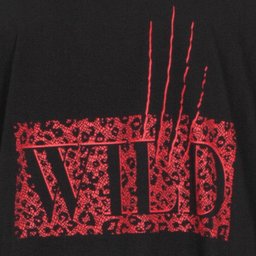 Zwart nachthemd met rode 'WILD' print in een gebloemde stijl, lange verticale rode strepen erboven