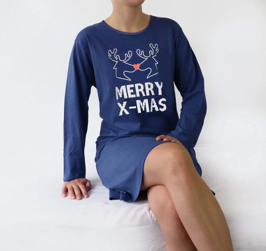 Blauw nachthemd met lange mouwen en 'Merry X-Mas' print, rendieren en rood hartje op de voorkant