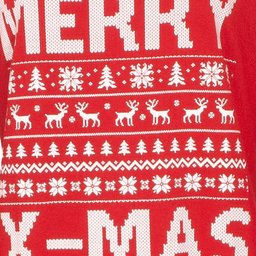 Rood nachthemd met kerstprint van rendieren, bomen en sneeuwvlokken. 'MERRY X-MAS' tekst zichtbaar.