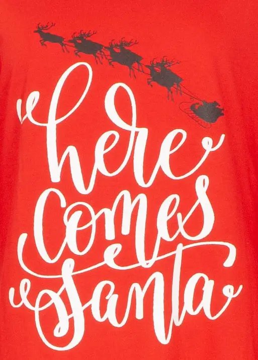 Rood nachthemd met witte tekst 'Here comes Santa' en silhouet van rendieren met arreslee