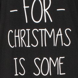 Zwart nachthemd met witte tekst 'FOR CHRISTMAS IS SOME' op de voorkant, geschikt voor de kerstperiode.