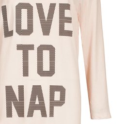 Lichtroze nachthemd met lange mouwen en de tekst 'LOVE TO NAP' in grote letters op de voorkant