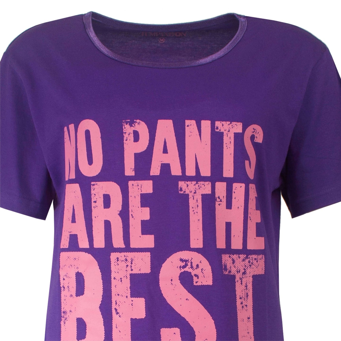 Paars nachthemd met roze tekst 'NO PANTS ARE THE BEST', korte mouwen en ronde hals