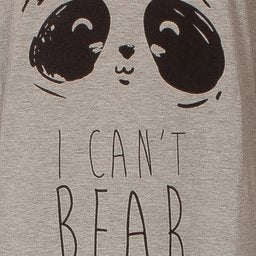 Grijs nachthemd met schattige panda-print.ogen en neus, tekst 'I CAN'T BEAR' in zwarte letters eronder gedrukt.