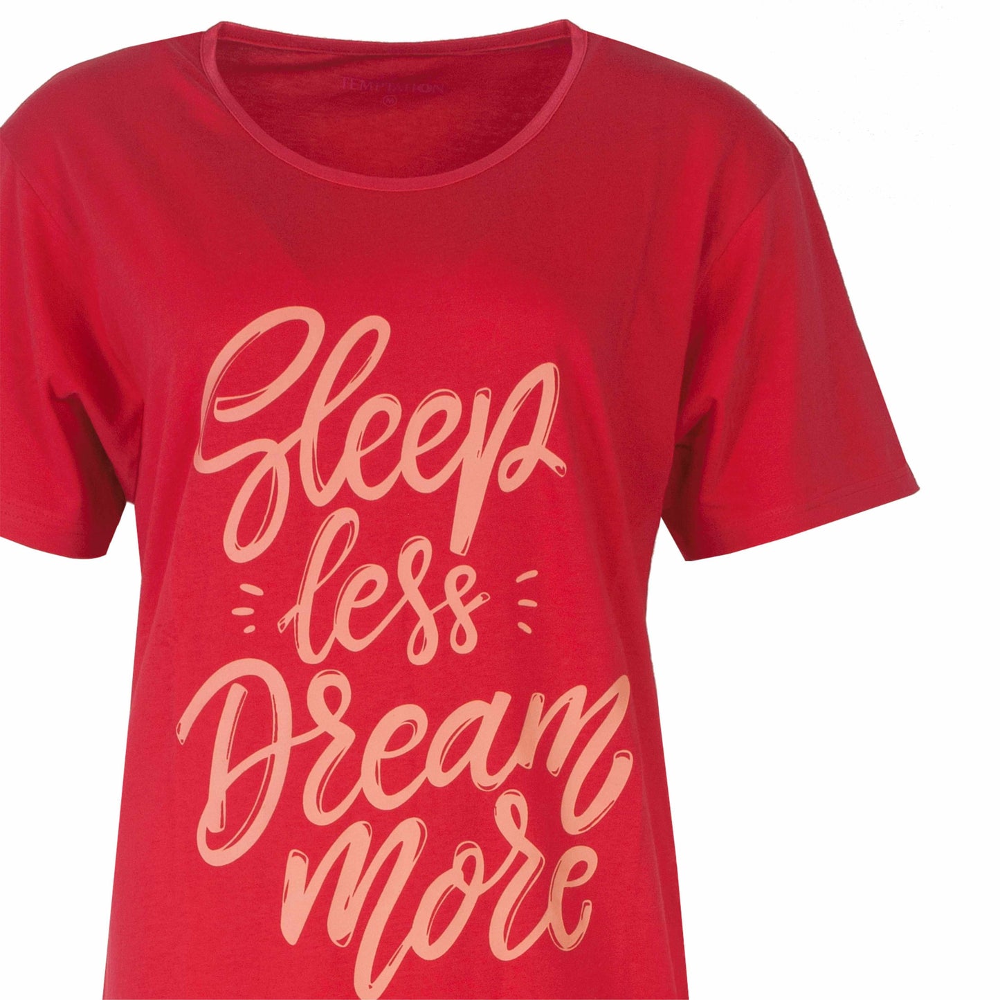 Rood dames nachthemd met korte mouwen en 'Sleep less Dream more' opschrift in roze letters