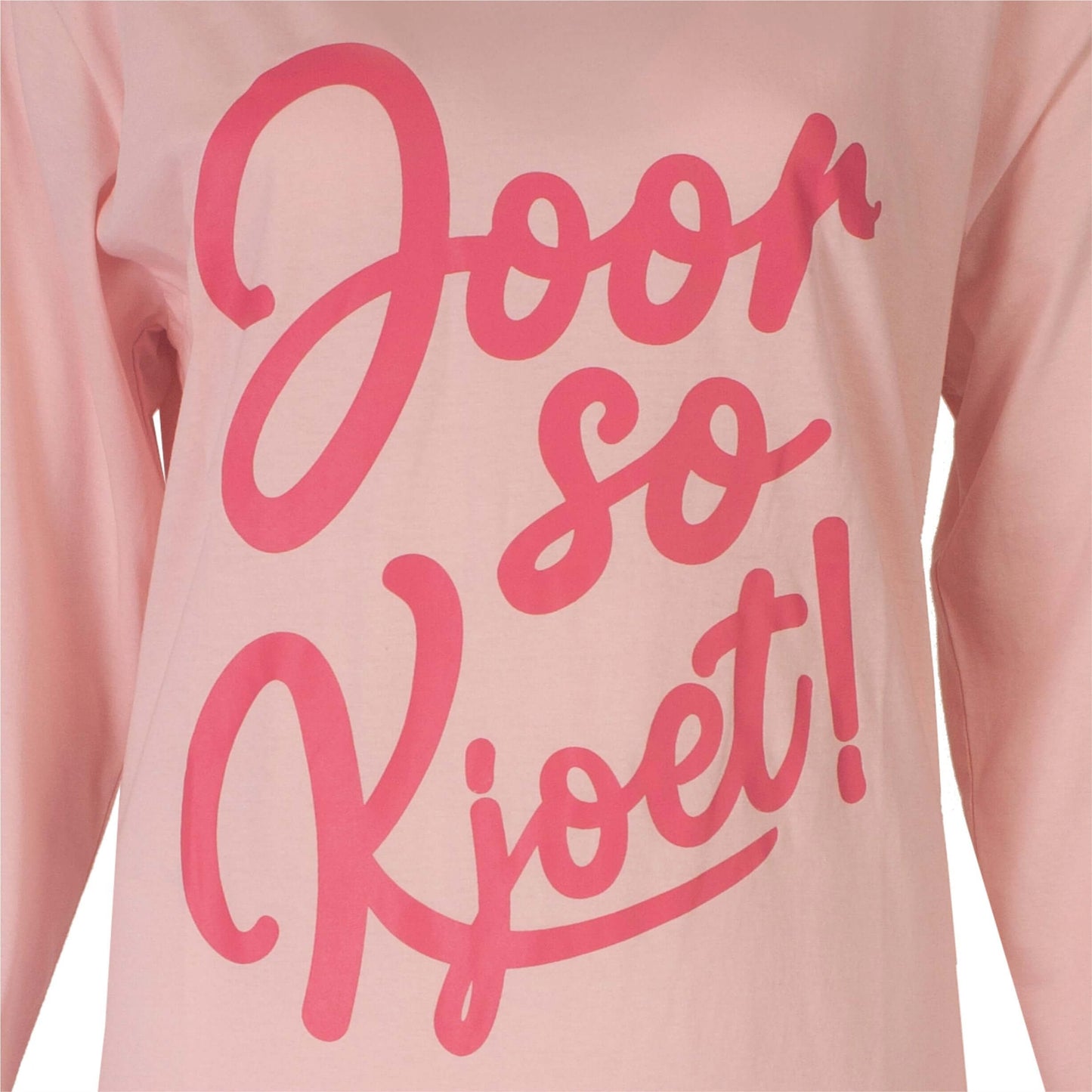 Roze nachthemd met lange mouwen, optekst 'Joor so kjoet!' in roze letters op de voorkant