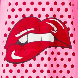 Roze achtergrond met rode stippen en grote Grote rode lippen bijten op een witte tand, grafische stijl.