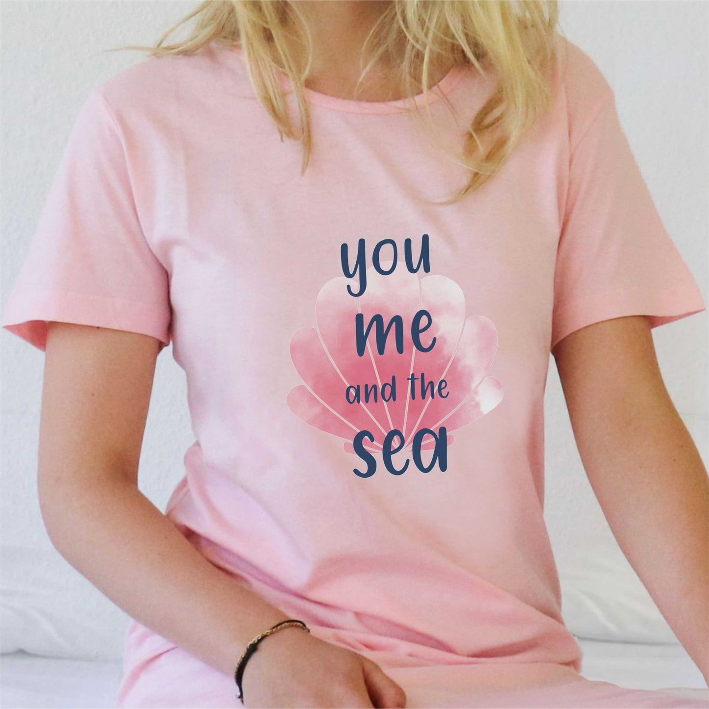Roze nachthemd met korte mouwen, bedrukt met 'you me and the sea' en een zeeschelp afbeelding in het midden.
