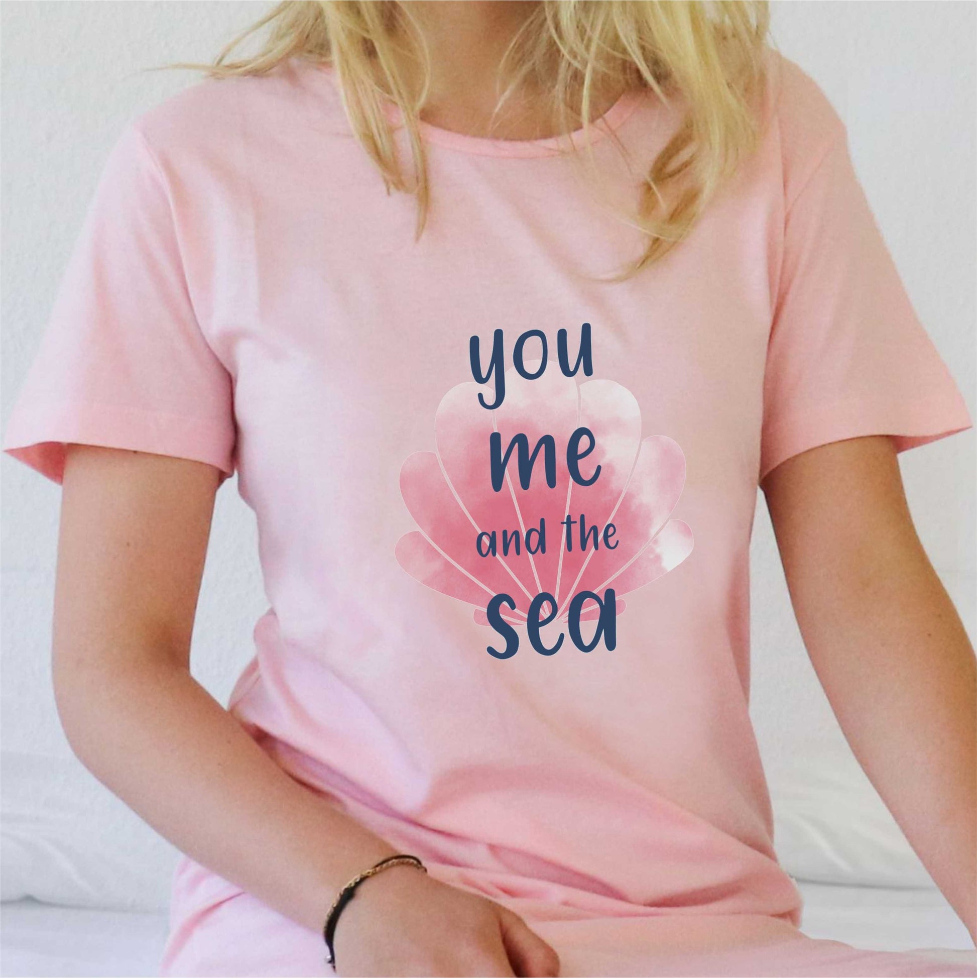 Roze nachthemd met korte mouwen, bedrukt met 'you me and the sea' en een zeeschelp afbeelding in het midden.