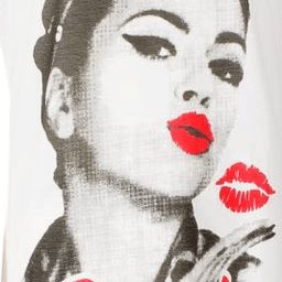 Zwart-wit illustratie van vrouwengezicht met felrode lippen en lipafdrukken, op wit kledingstuk