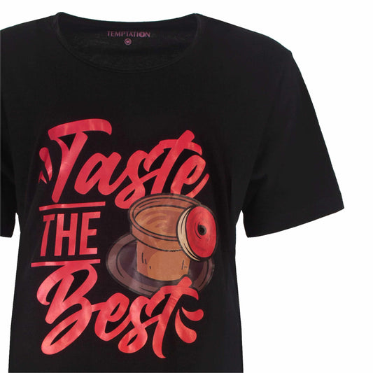 Zwart nachthemd met rode opdruk 'Taste The Best' en afbeelding van een koffiekopje