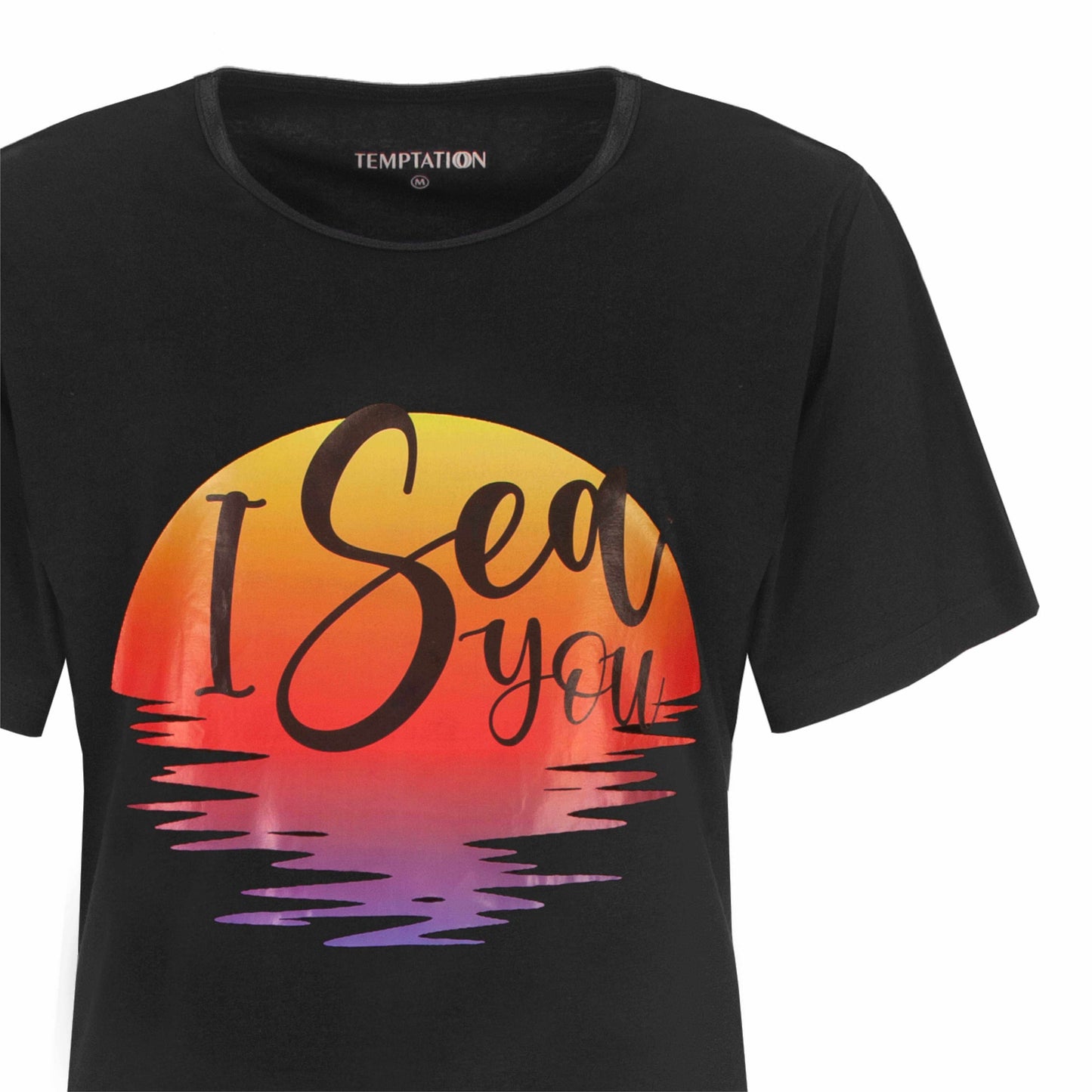 Zwart nachthemd met korte mouwen, opdruk 'I Sea You' op een zonsondergang-kleuren boven golvend water