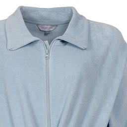 Lichtblauwe badjas van badstof met rits, kraag en opgestikte zakken, close-up van de bovenste helft.