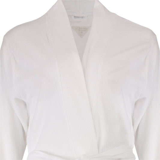 Witte badstof badjas met sjaalkraag, lange mouwen en ceintuur. Close-up van het bobovenkant en kraag.