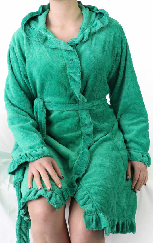 Groene fleece badjas voor dames met capuchon, ruches, zakken en ceintuur, gemaakt van zacht polyester materiaal.
